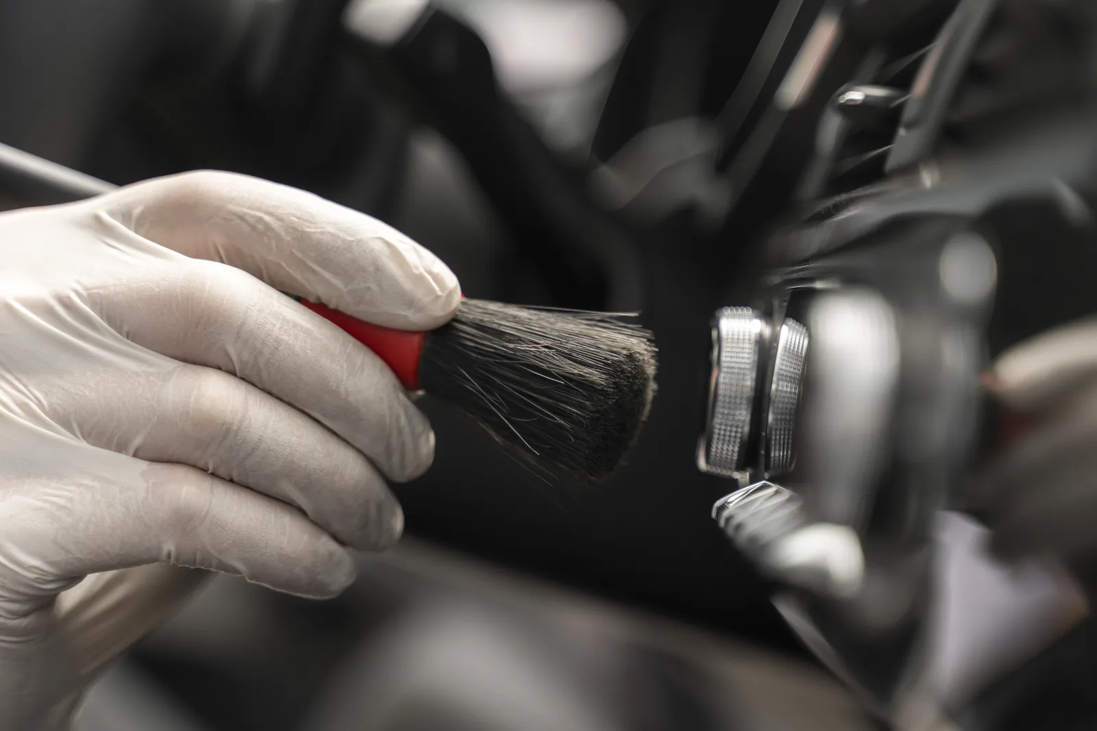 Ferramenta profissional em trabalho de detalhamento automotivo