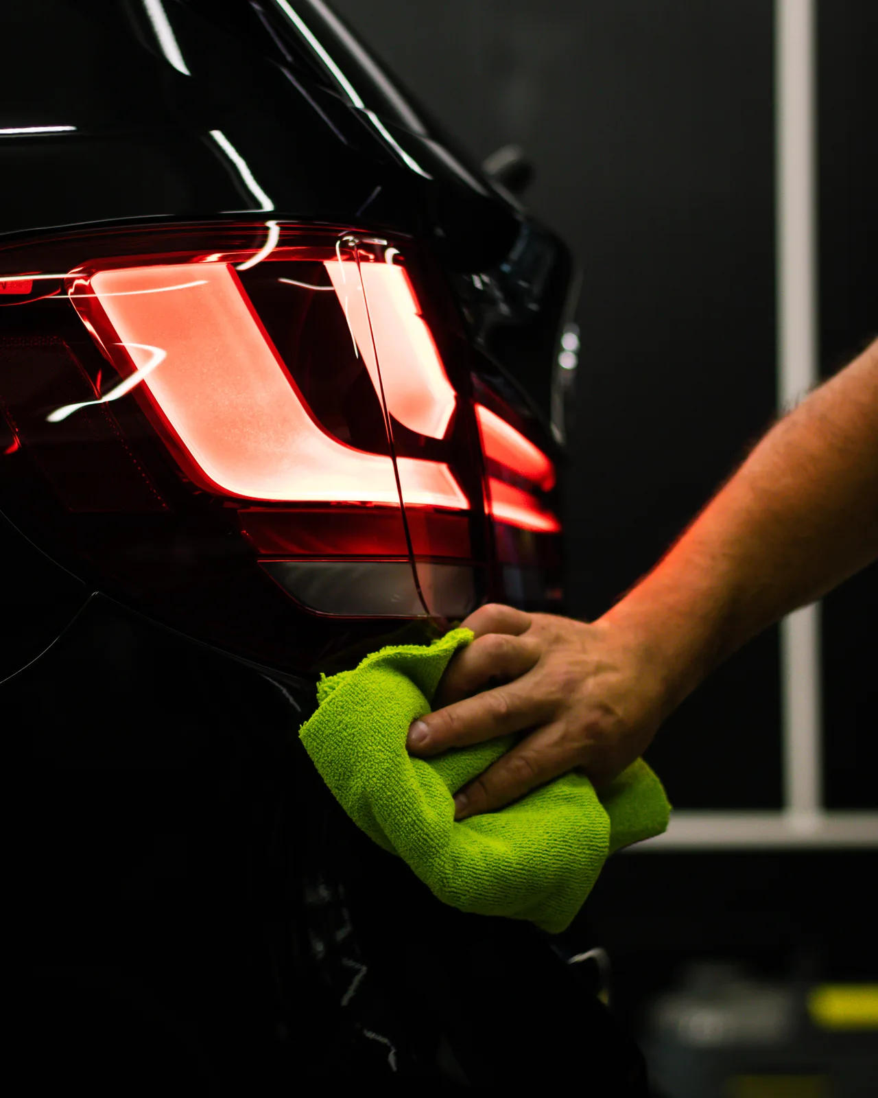 Lavagem detalhada na Dr. Wash Estúdio Automotivo: Close de acabamento tratado região por região.