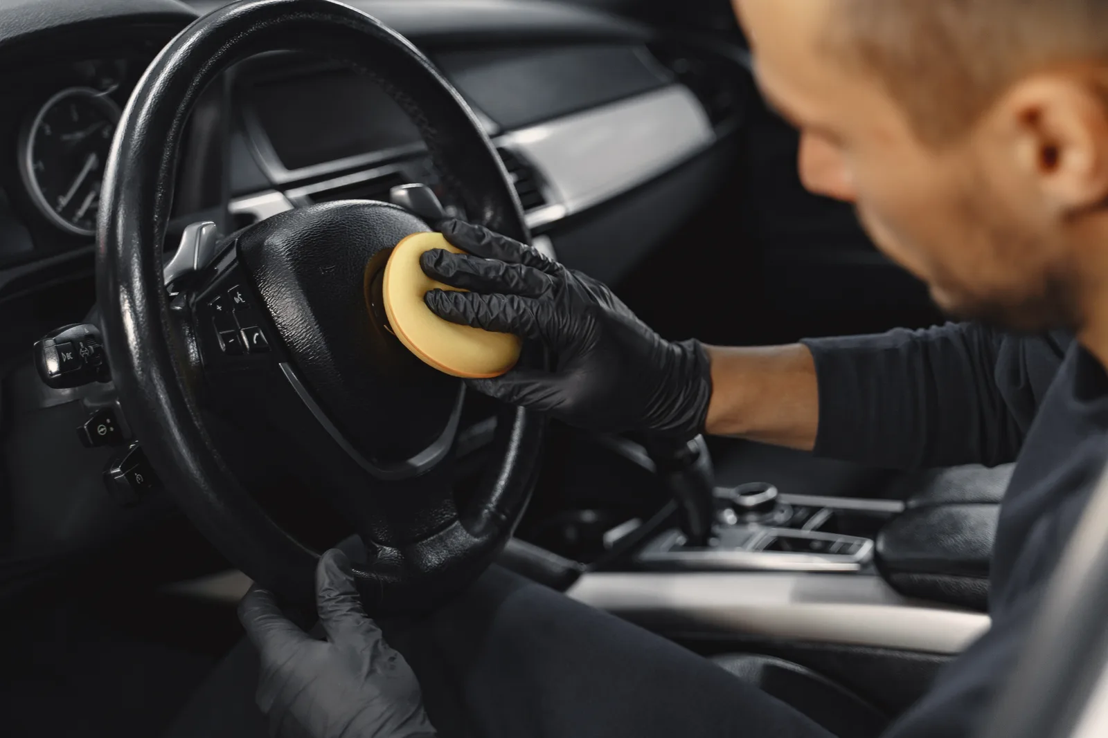 Lavagem técnica detalhada em acabamento automotivo