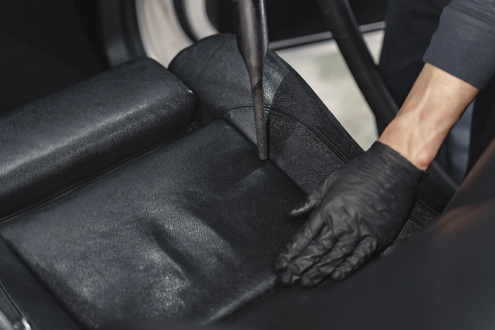 Higienização automotiva em execução na Dr. Wash Estúdio Automotivo