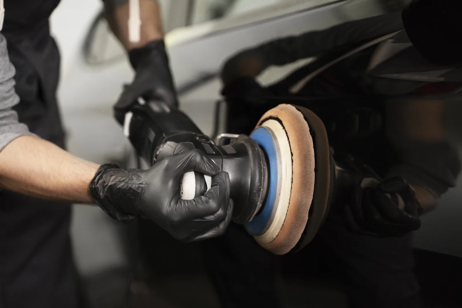 Polimento automotivo sob luz de inspeção